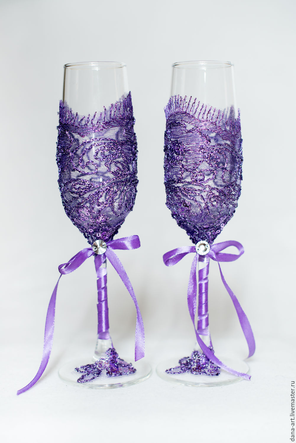 яркие свадебные бокалы темно фиолетовые с голубками купить в СПб