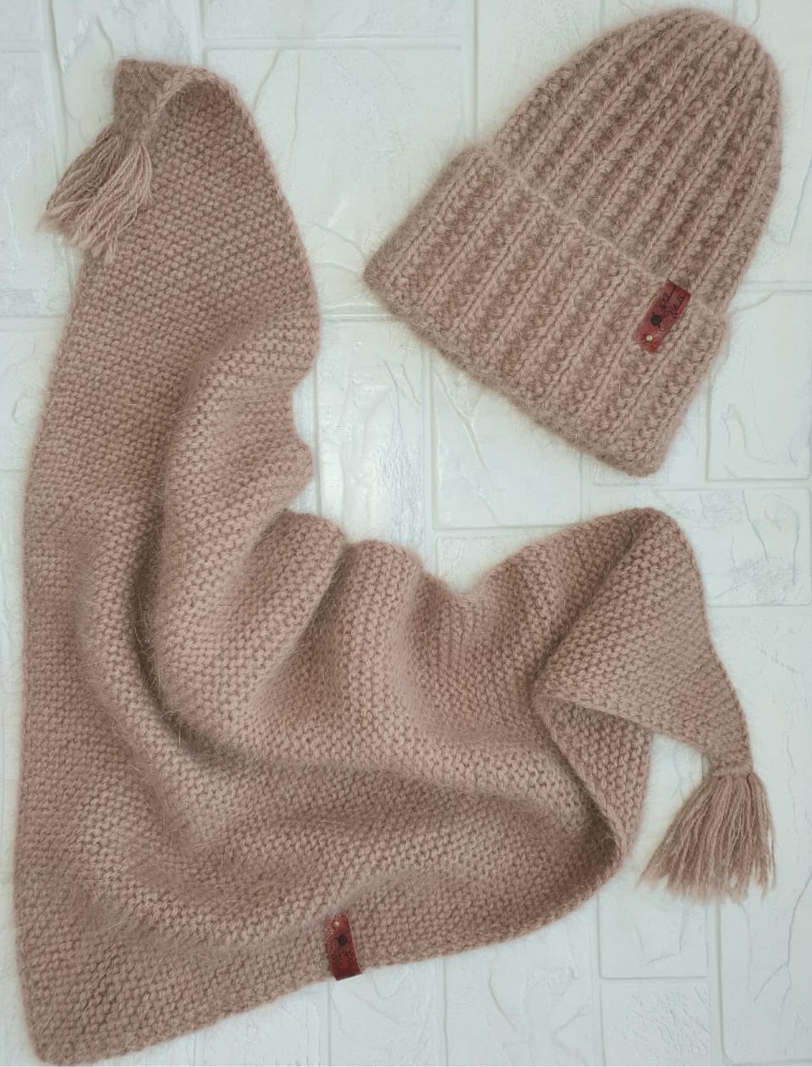 Набор вязаный из пуха норки. Варежки из пуха норки. Комплект из пуха норки. Шарф из пуха норки спицами. Варежки из пряжи норки.