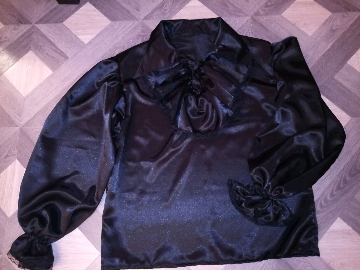 Рубашка с жабо. Атласная рубашка. Рубашка мужская. Белый. Чёрный в ...