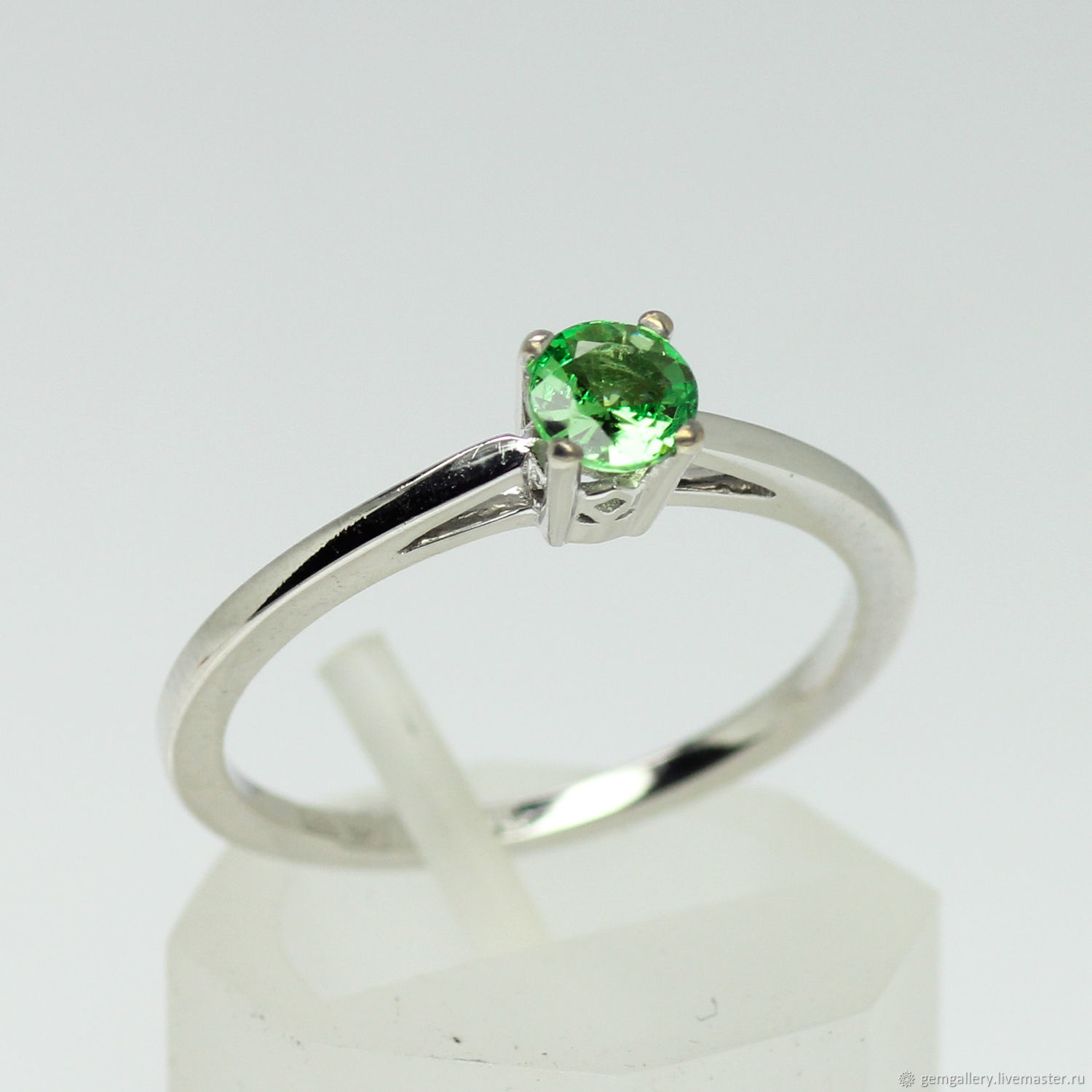 Золотое кольцо с зеленым гранатом