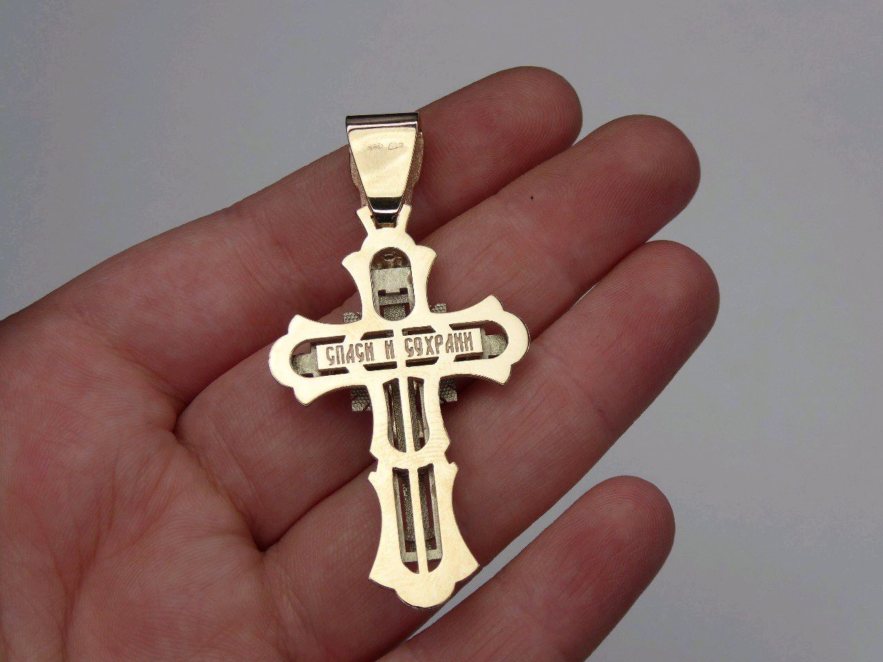 Золотой крестик на крещение в фото