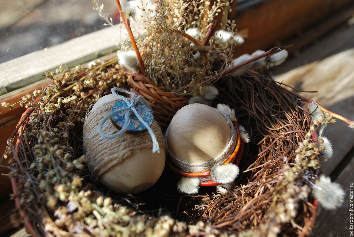 Садовый декор камни-яйца в гнезде из веток