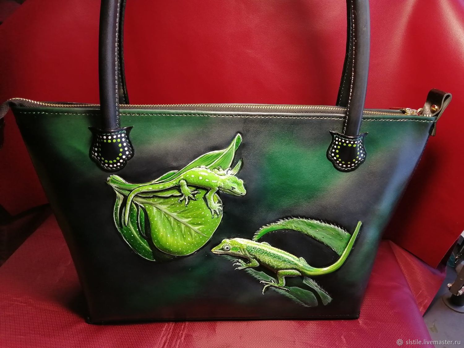 Вышивка на сумке ящерица. Сумка ящерица. Расписные сумки. Сумка ящерица. Сумка ящерица.