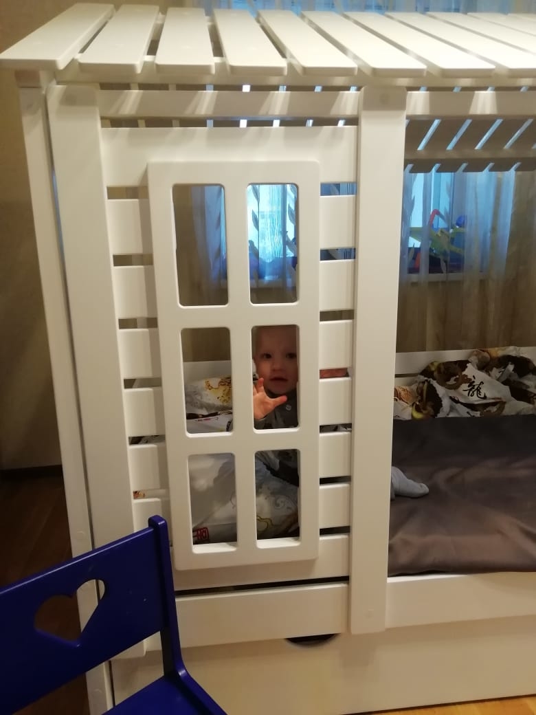 Окно кроватки домик