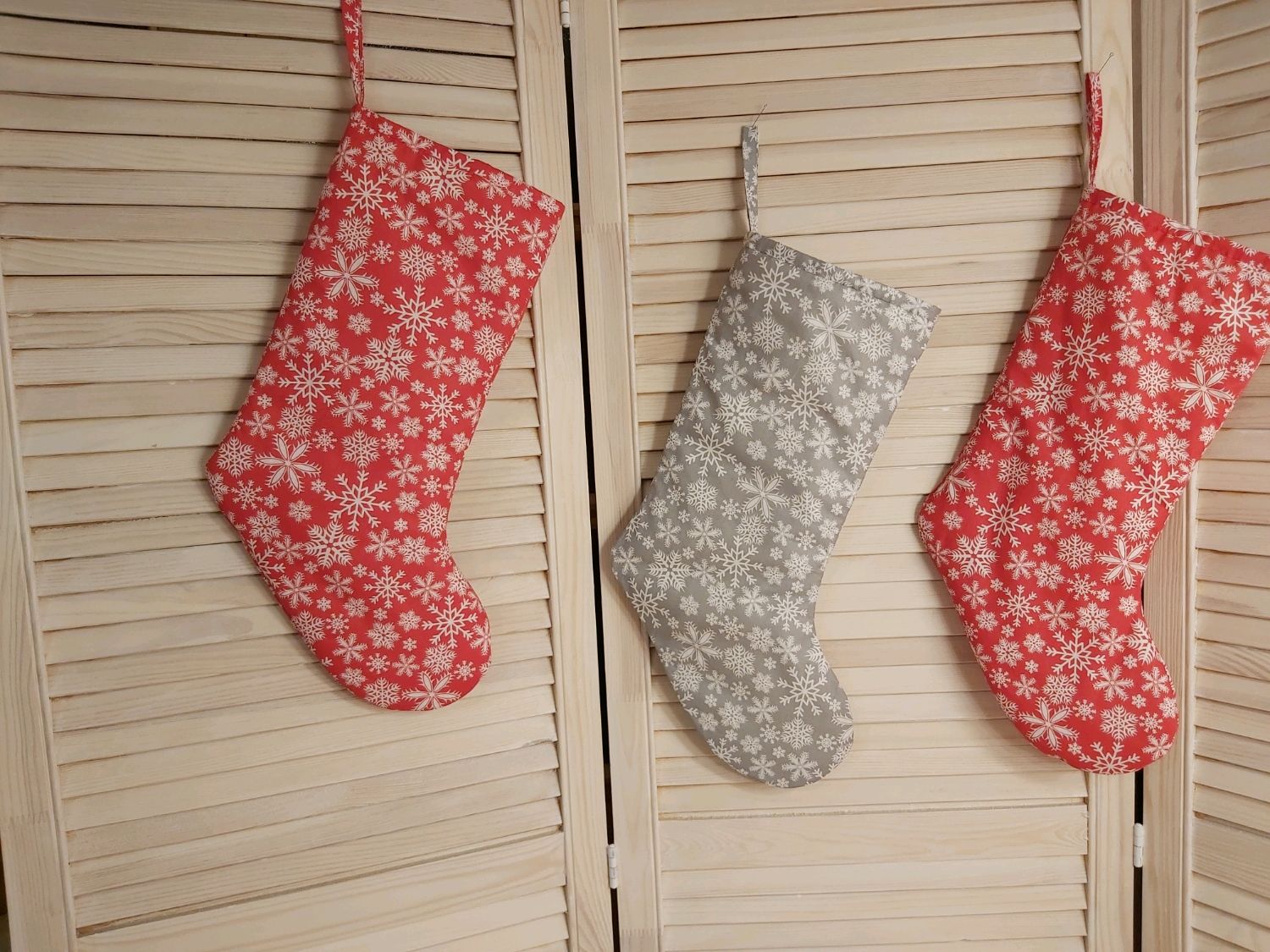 Рождественский и новогодний носок на камин для подарков