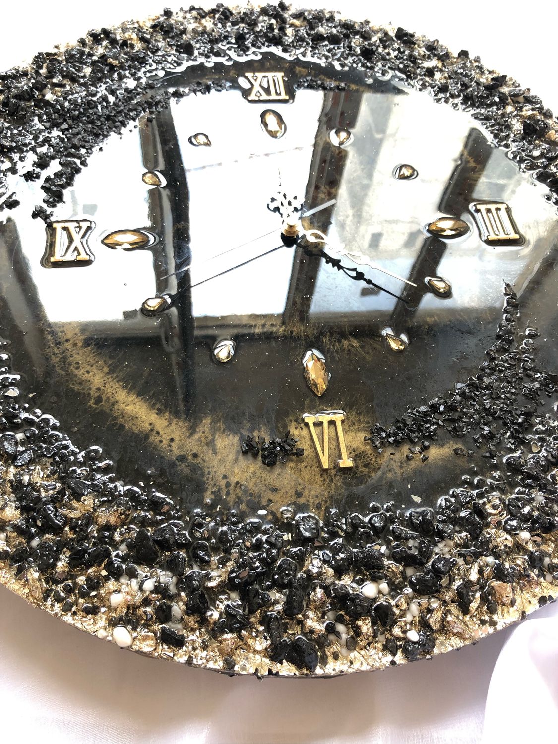 Часы с камнями