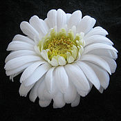 Украшения handmade. Livemaster - original item Decoration fabric flowers. Brooch hairpin made of velvet WHITE GERBERA. Handmade.