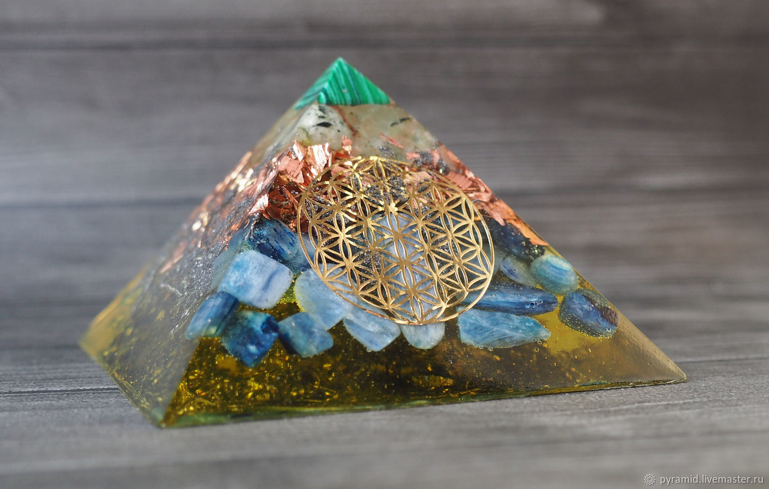 Пирамида с цветком жизни "Оргонит" .