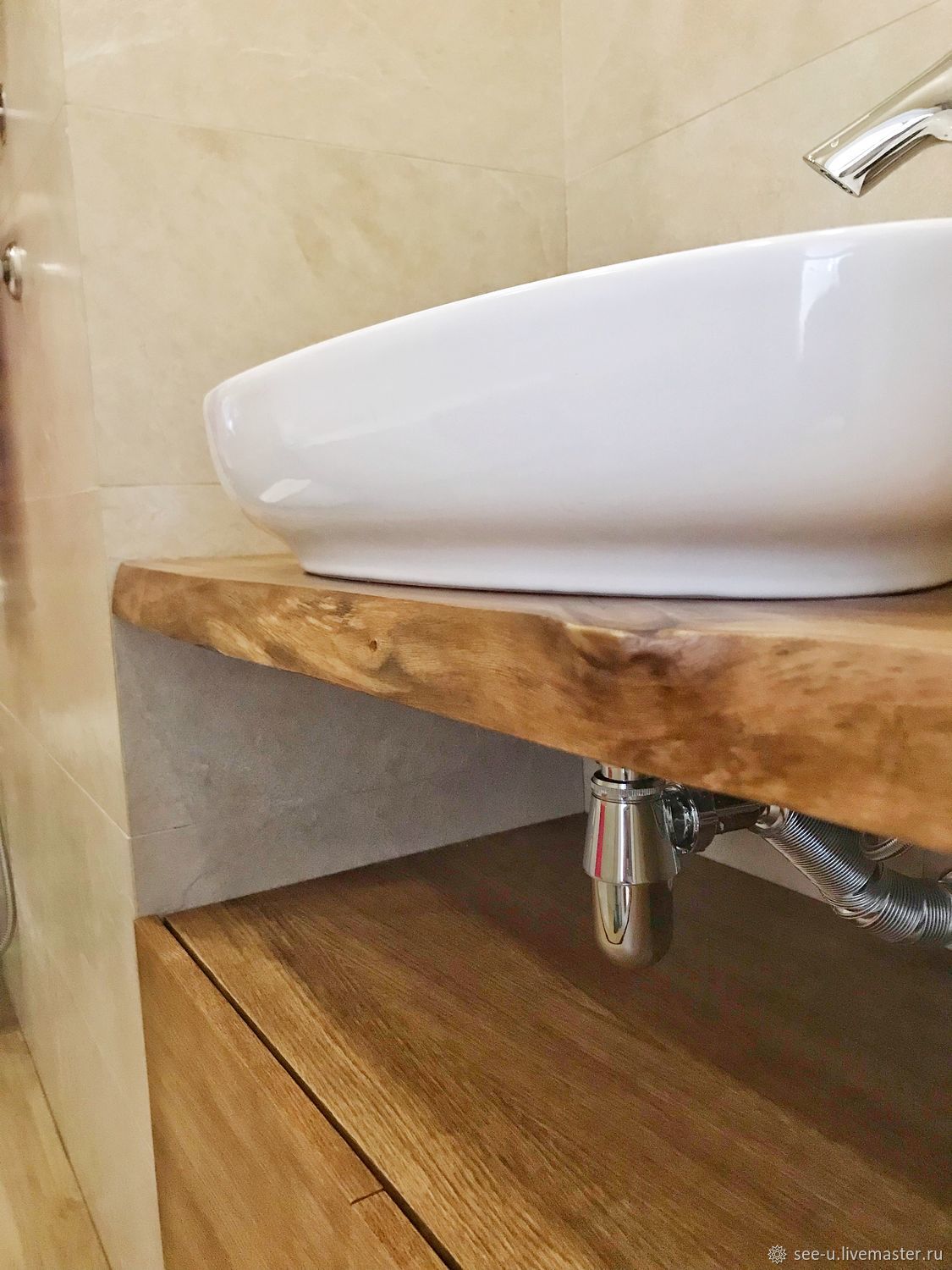 Деревянный стол под раковину в ванную