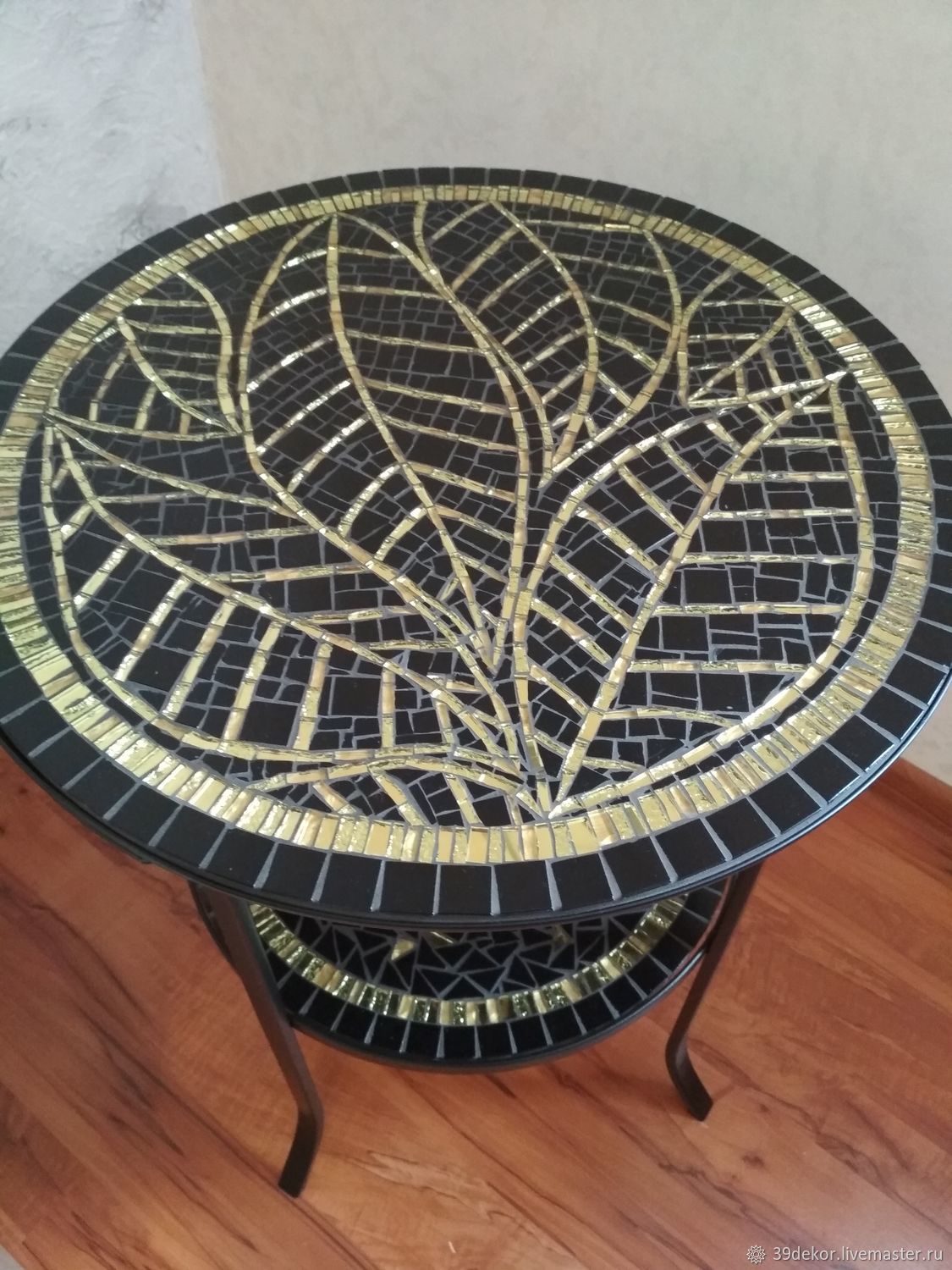 Обеденный стол с мозаичной столешницей