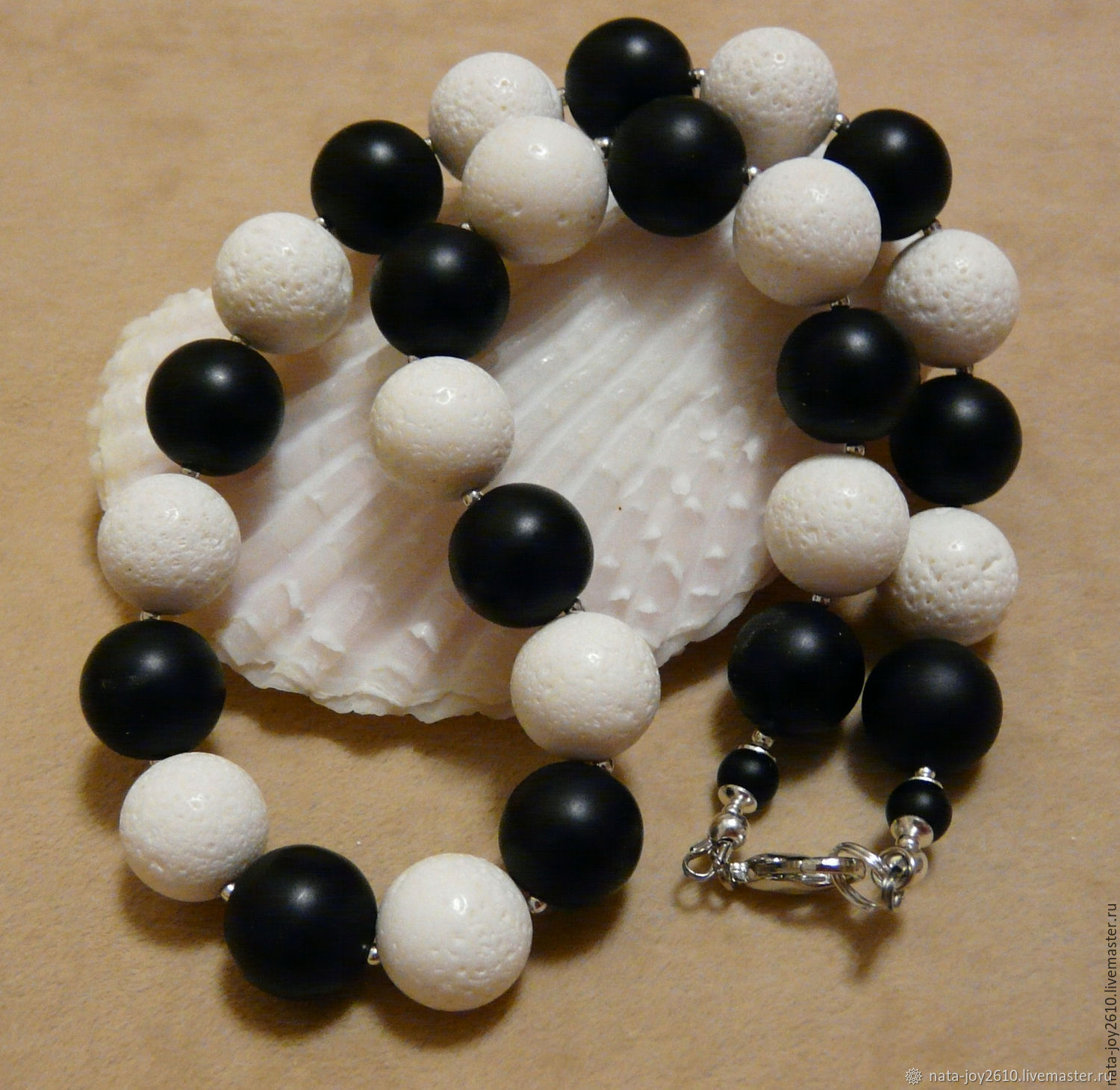 Бусы черно белые. Украшение из черно белых бусин. Бусы черные с белым. Агат черно белый. Черно белые бусины.