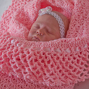 Теплое и красивое одеяло спицами для новорожденных