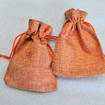 Банка для сыпучих из глины. Мешочек подарочный желтый. Полотенце в мешочке 2в 1 с сердечками. Мешочки мешковина для подарков. Мешочек для подарка с логотипом.