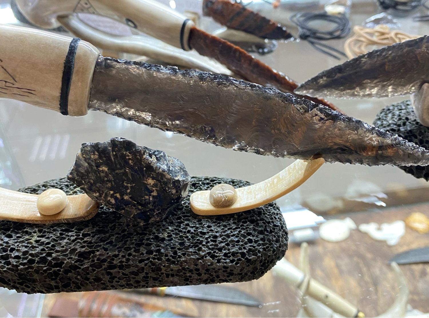 Нож обсидиановый «Коготь ворона» , на подставке купить в интернет ...