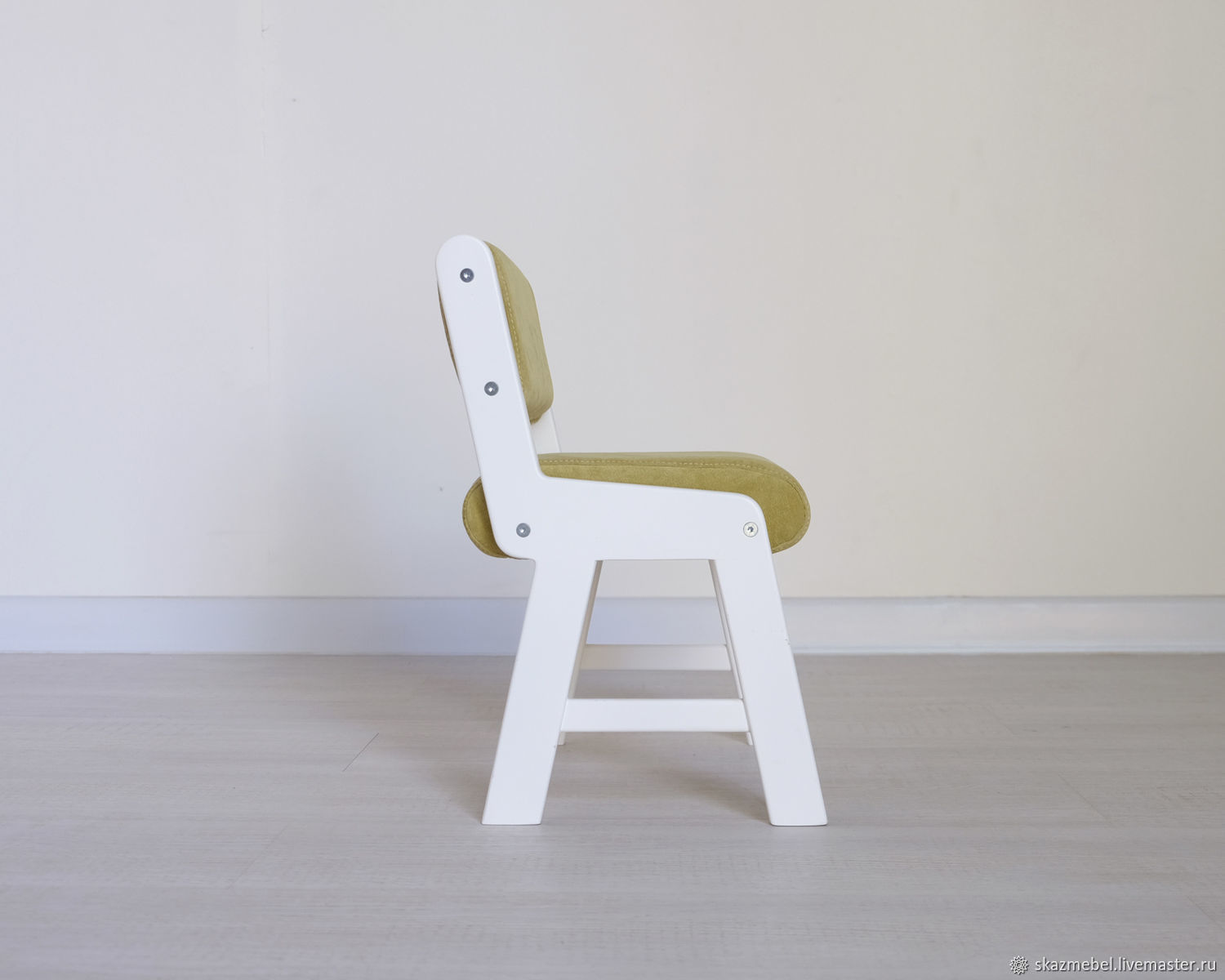 Ребенку 2 года белый стул