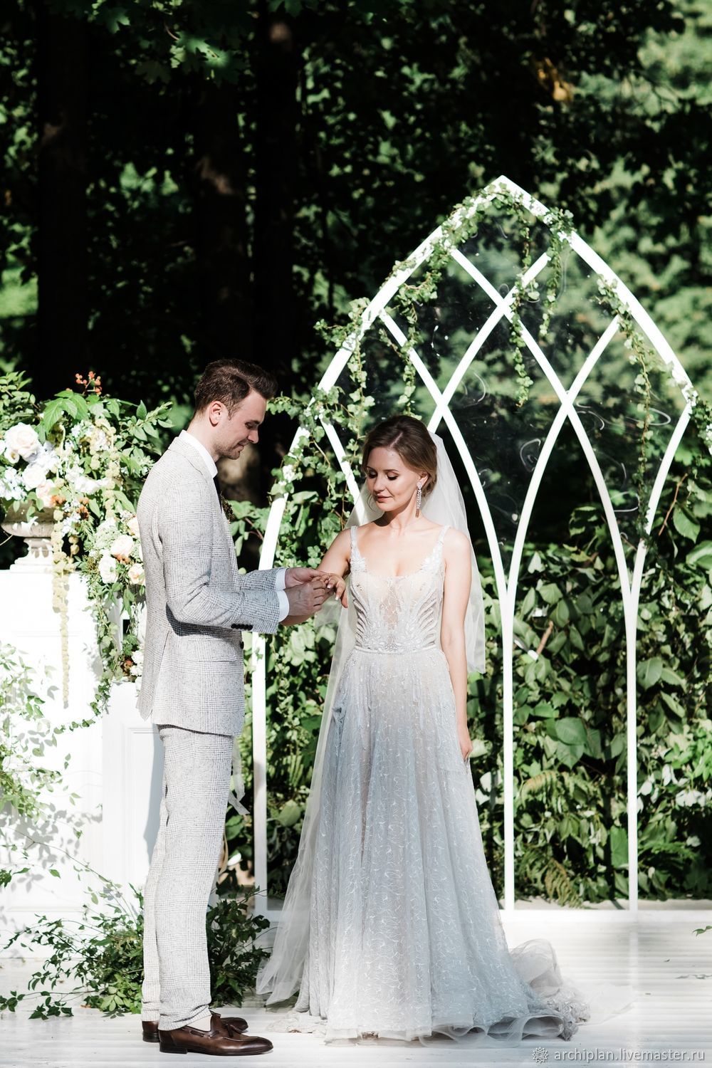 Белая арка из шаров для свадьбы и венчания с цветами