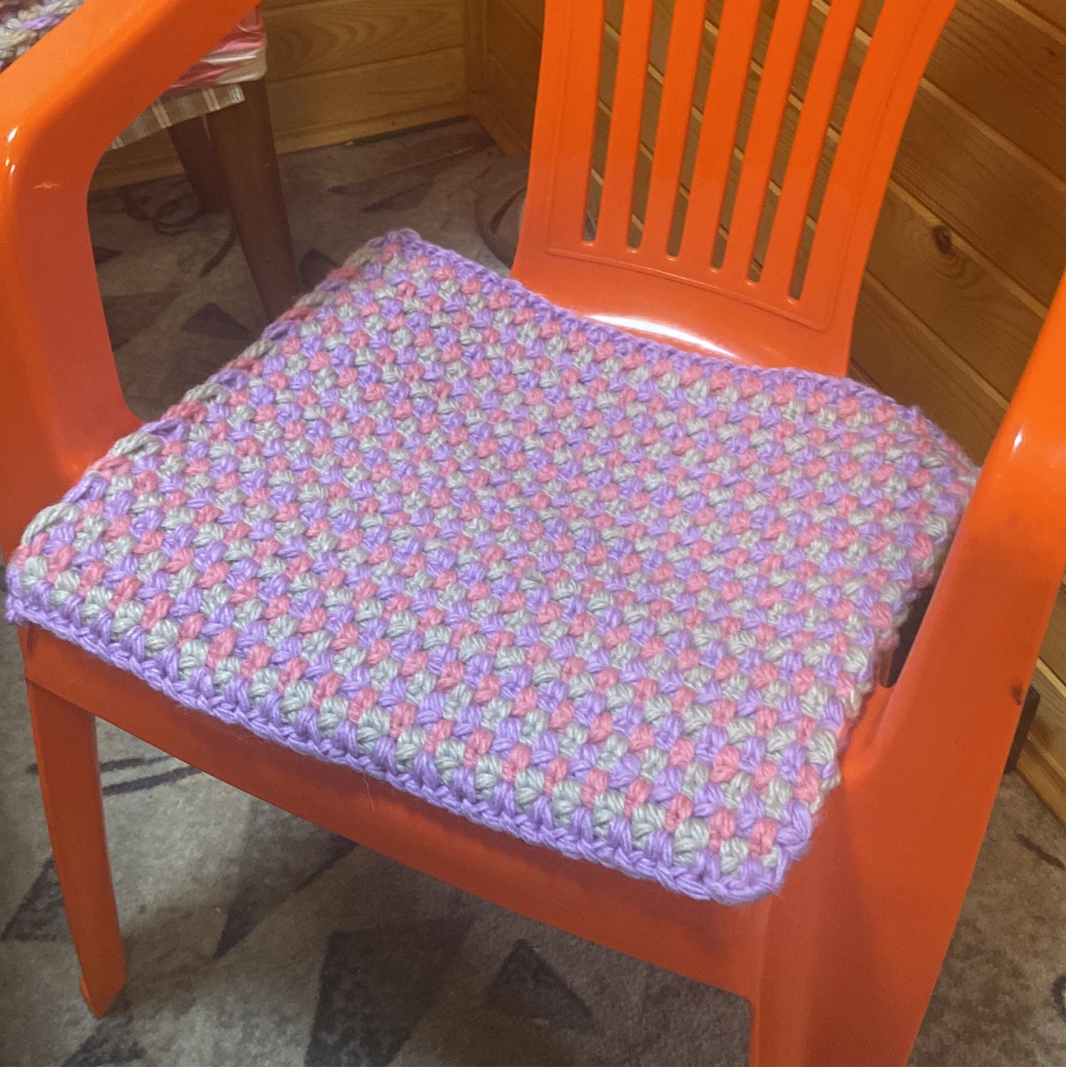 оранжевые сидушки на стулья