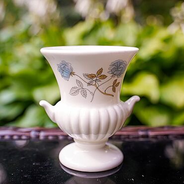 Винтаж ручной работы. Ярмарка Мастеров - ручная работа Винтаж: Wedgwood вазочка с розами, Англия, 1980-1990 гг.. Handmade.