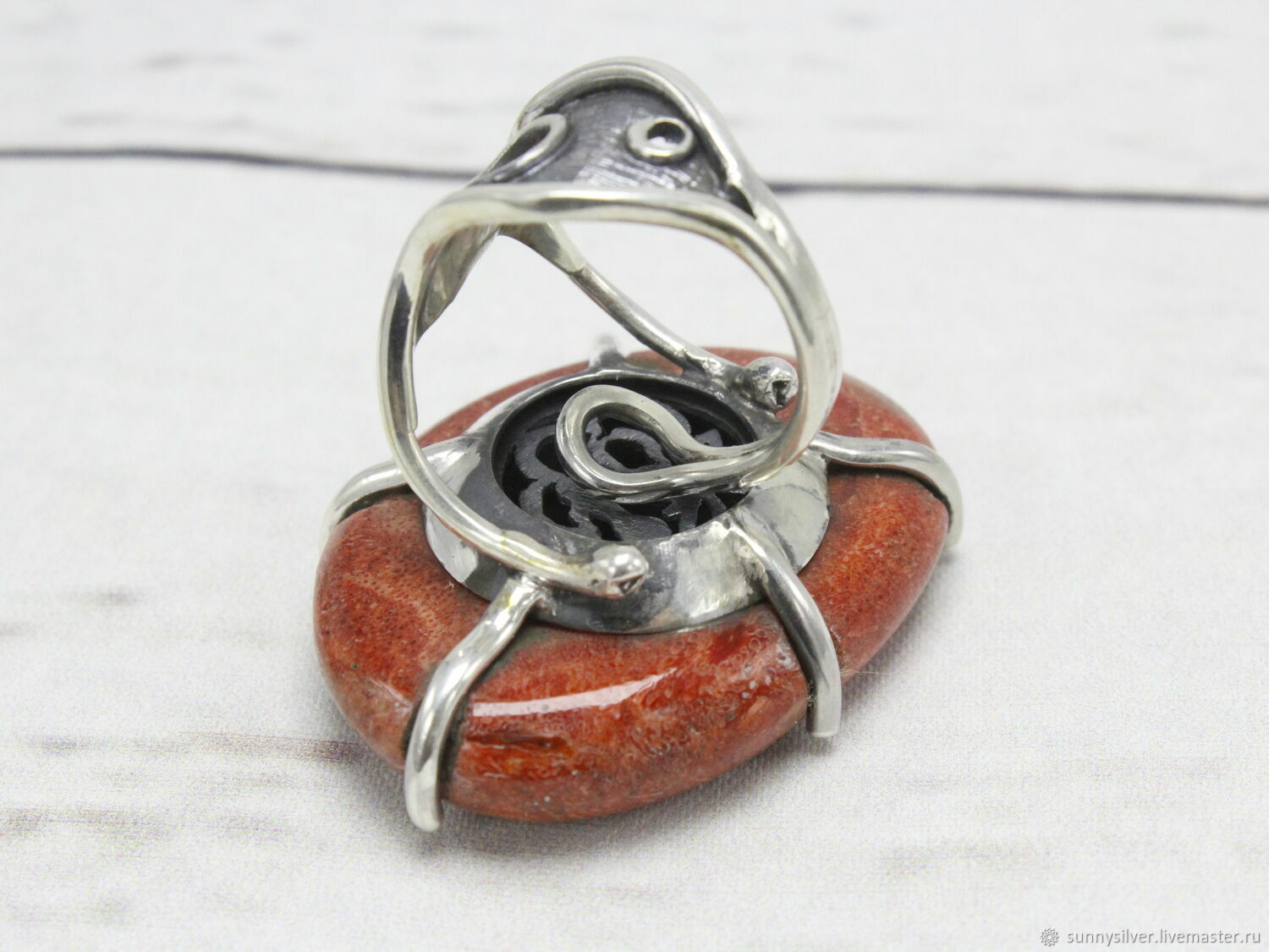 Большое овальное кольцо с кораллом из серебра 925 DP0023 в интернет ...