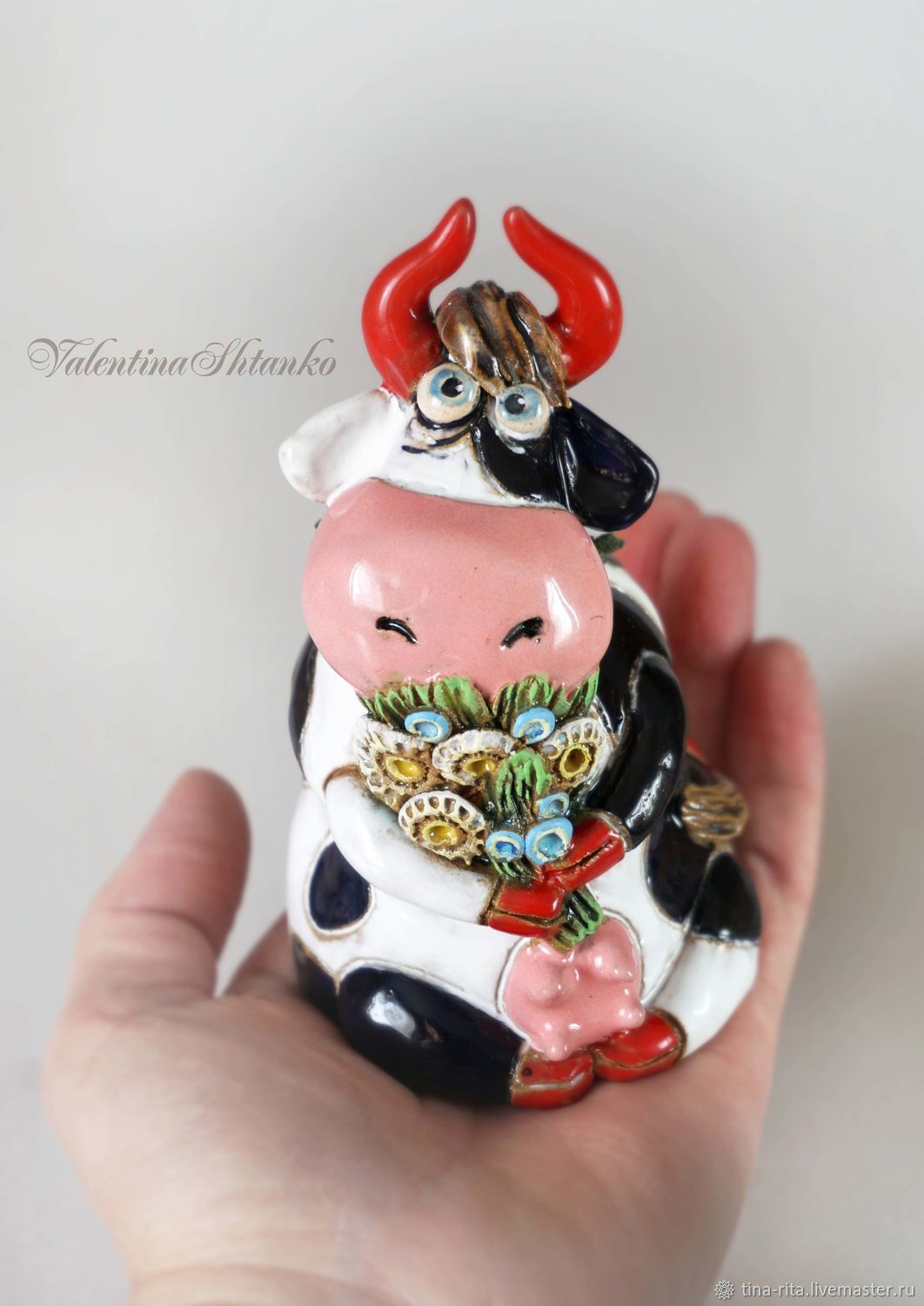 Жизнь с коровкой белл. Коровка с колокольчиком. Коровка с бубенчиком. Коровка колокольчик Хендай. Коровка с колокольчиком в припрыжку