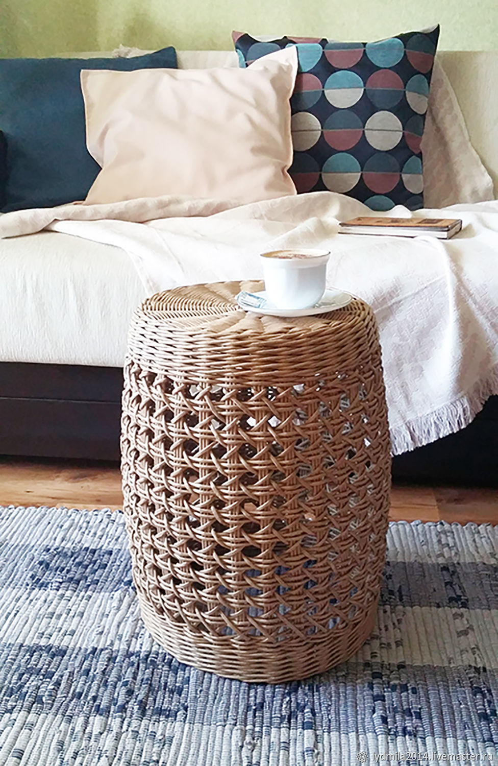 плетеный столик из ротанга