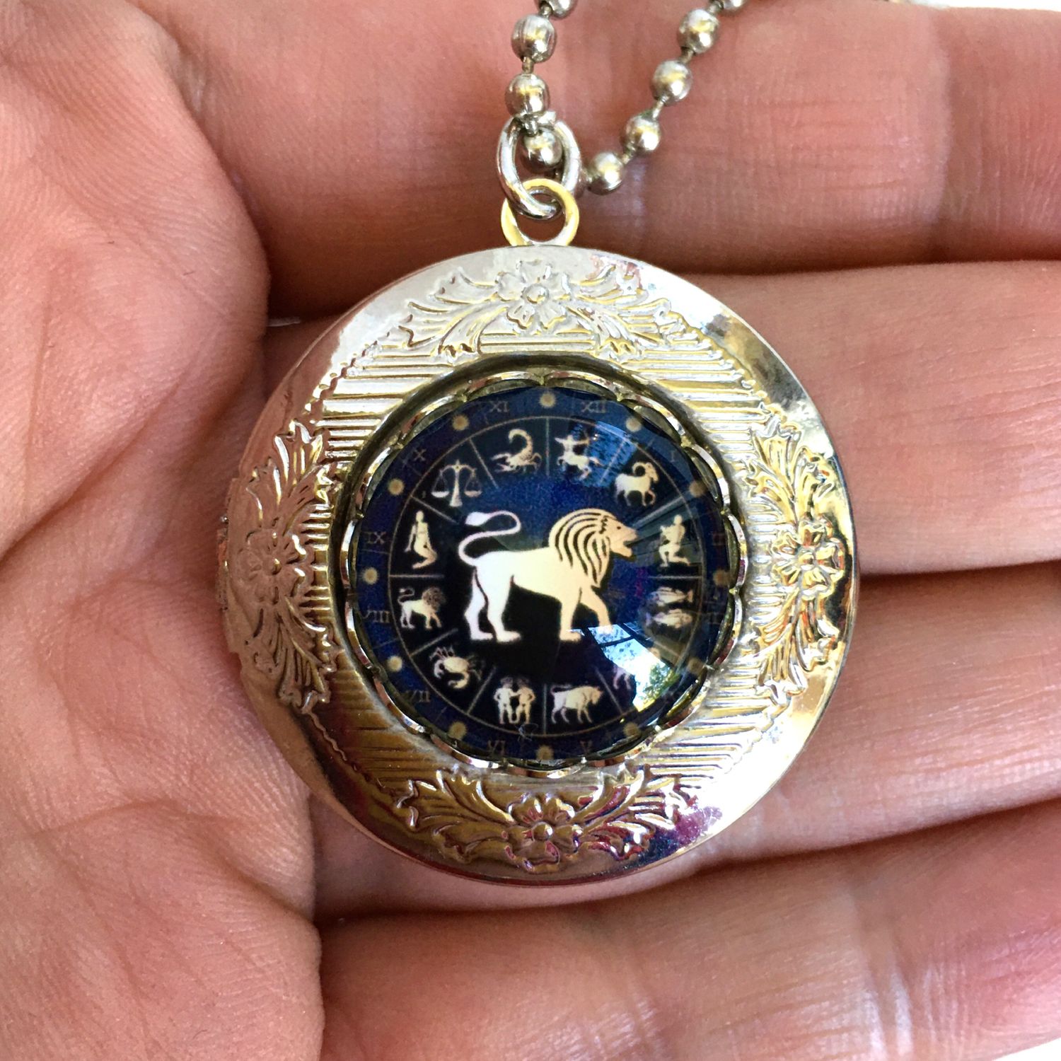 знаки медальоны. подвеска близнецы. подвеска близнецы серебро. антикварные женские часы кулон. символы на медальонах.