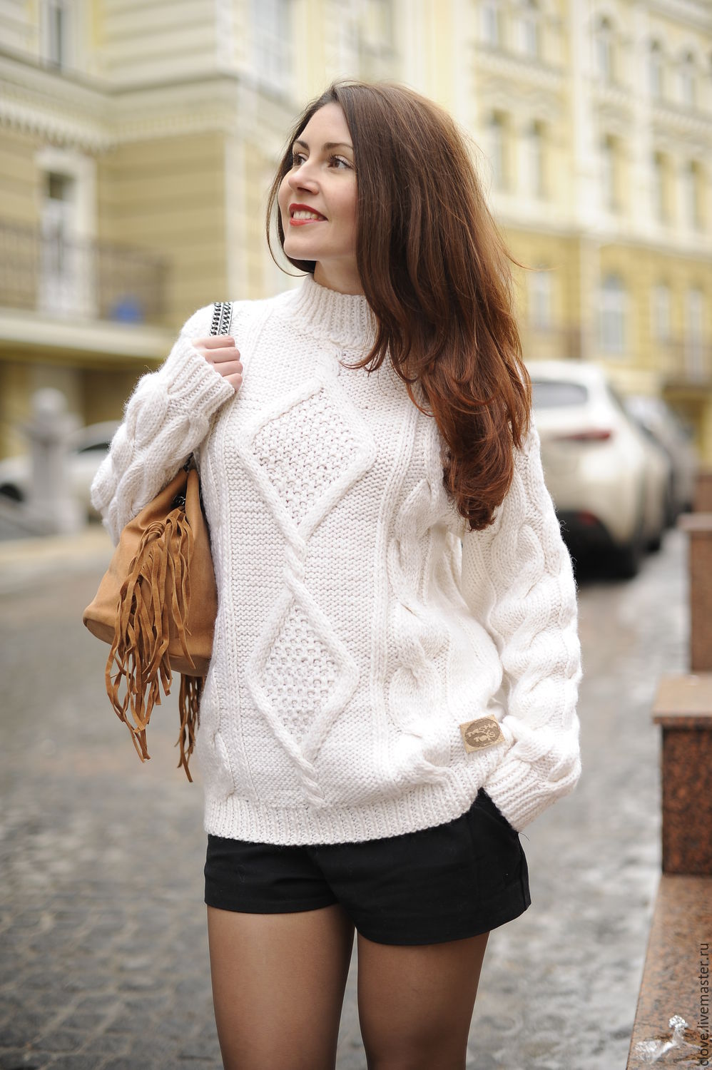 Короткий белый свитер