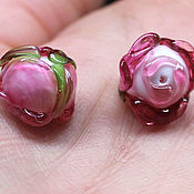 Нежно-розовая бусина для кулона с листиками