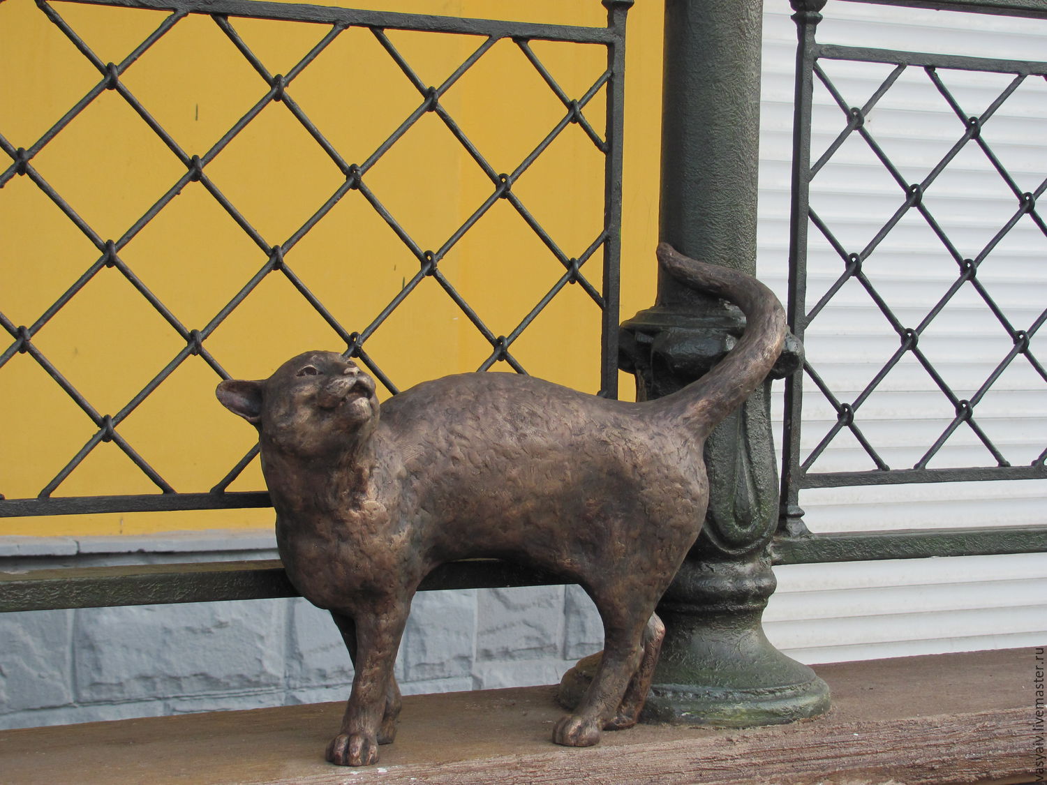 Кошки ярославль. Памятник коту в Ярославле. Скульптура кошки в Ярославле. Памятник бездомным кошкам. Парковые скульптуры животных.