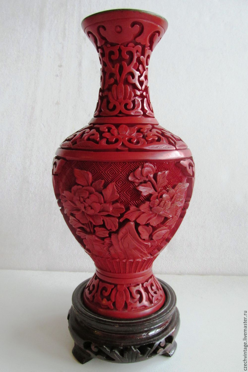 Vintage vase Red Chinese carved lacquer wood pedestal, Vintage interior, Prague,  Фото №1