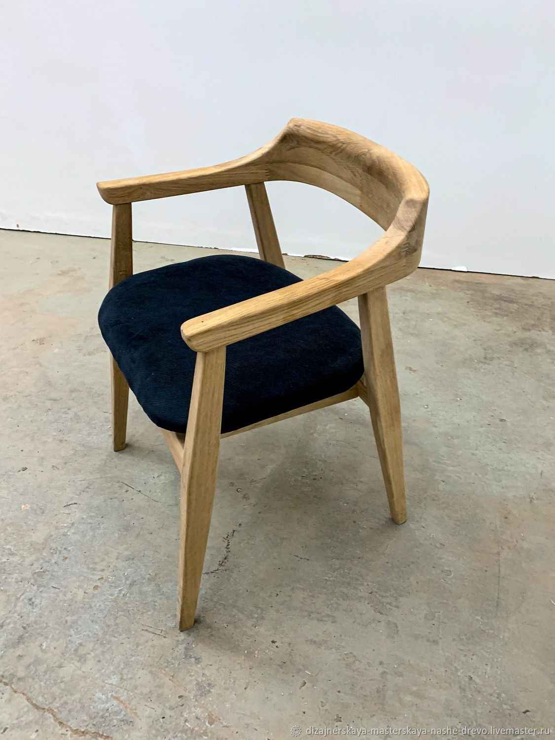 Современный стул из массива