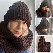A voluminous scarf, hand knit