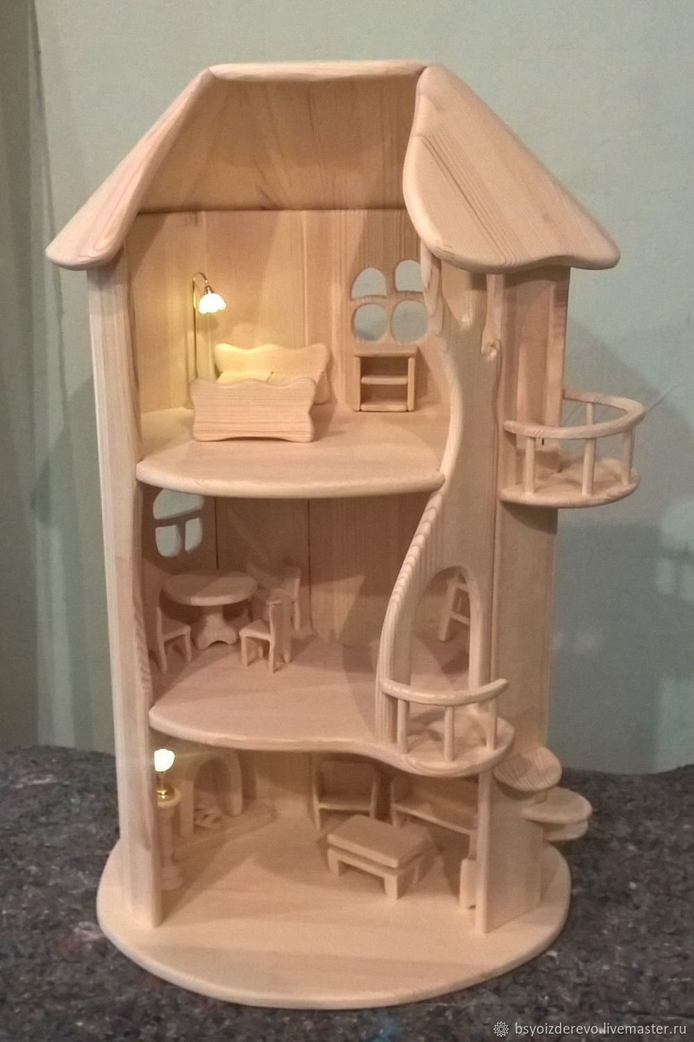 Кукольный домик из дерева