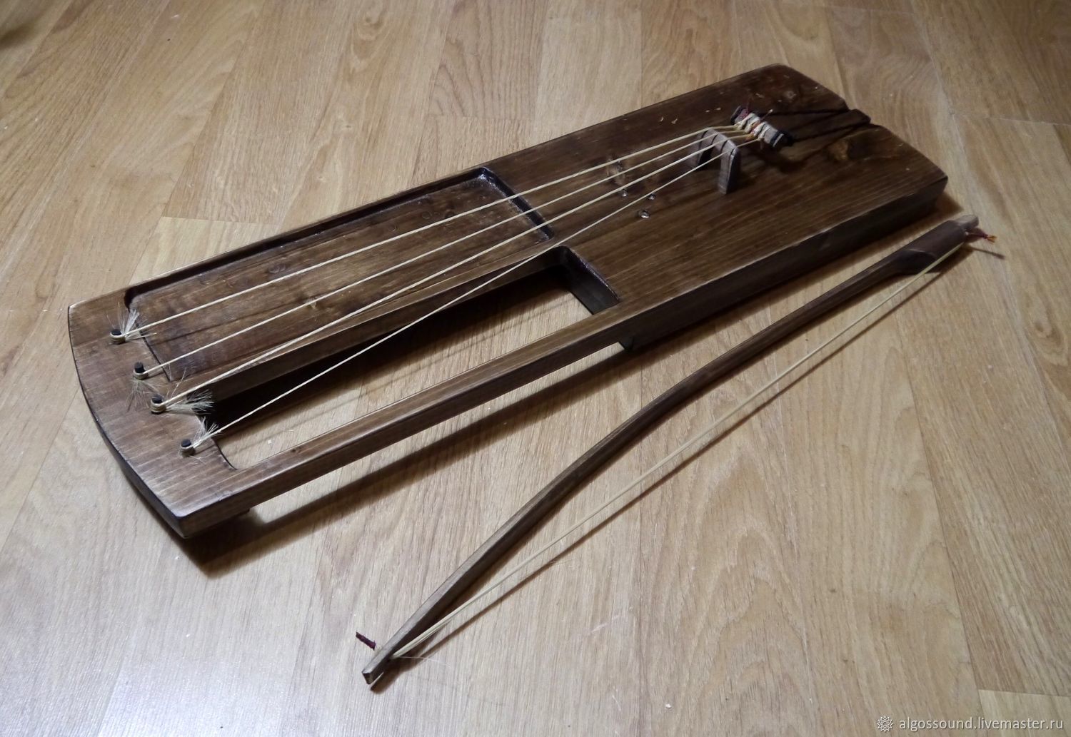 Высокий инструмент высокого регистра. Тагельхарпа Скандинавская смычковая. Тальхарпа струны. Тагельхарпа 4 струны. Тальхарпа струнный смычковый инструмент.