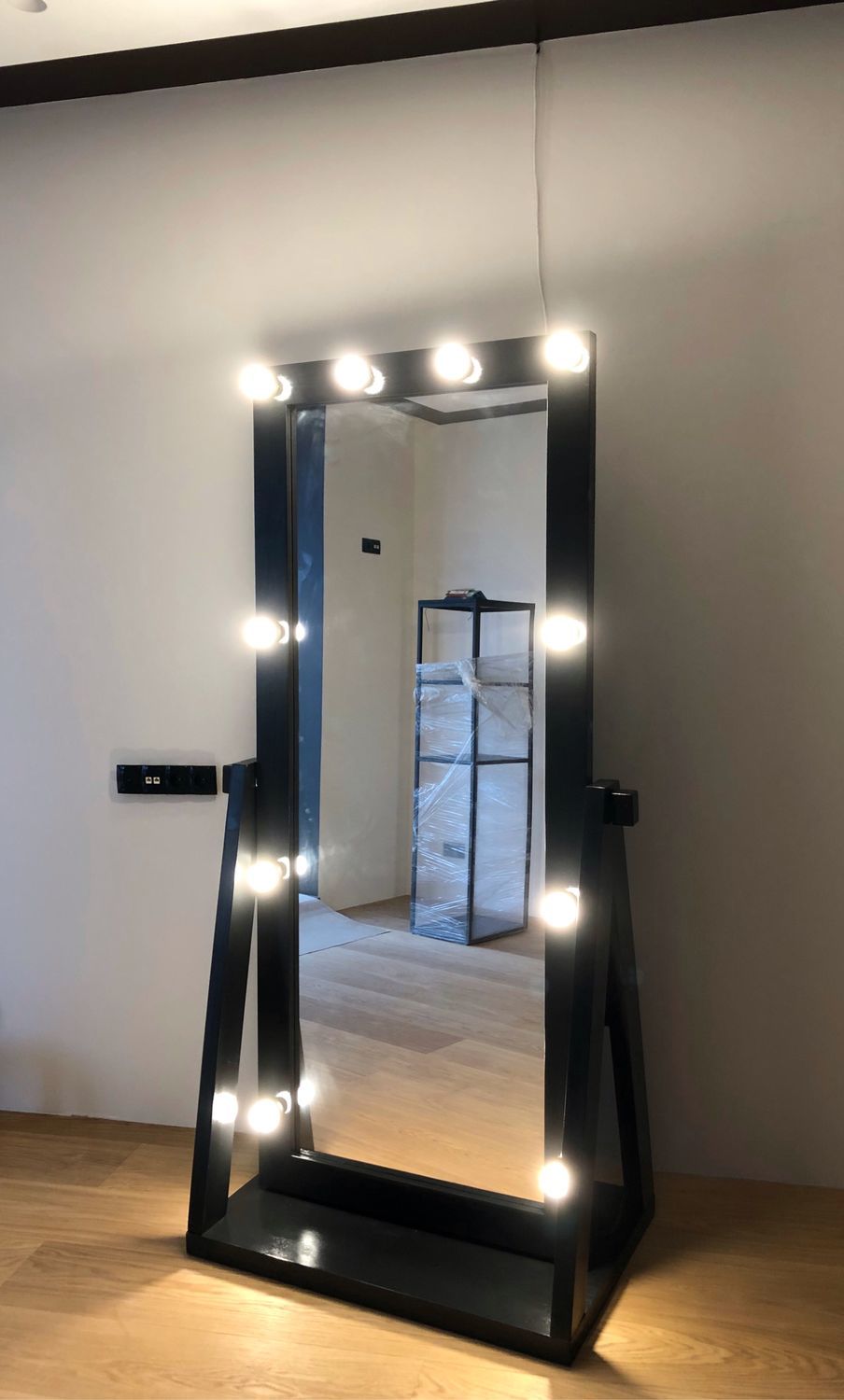 Зеркало гримерное с подсветкой напольное