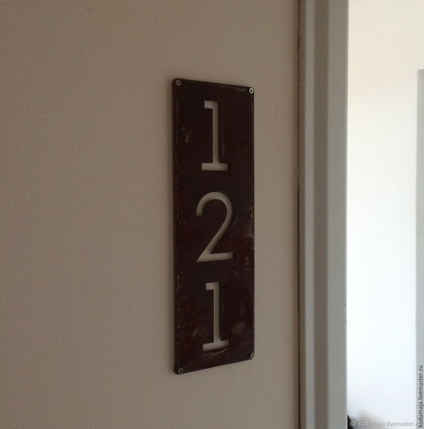 Цифры номера на двери квартиры. Табличка с номером квартиры. Номер квартиры на дверь. Номер на входную дверь. Номерки на входную дверь.