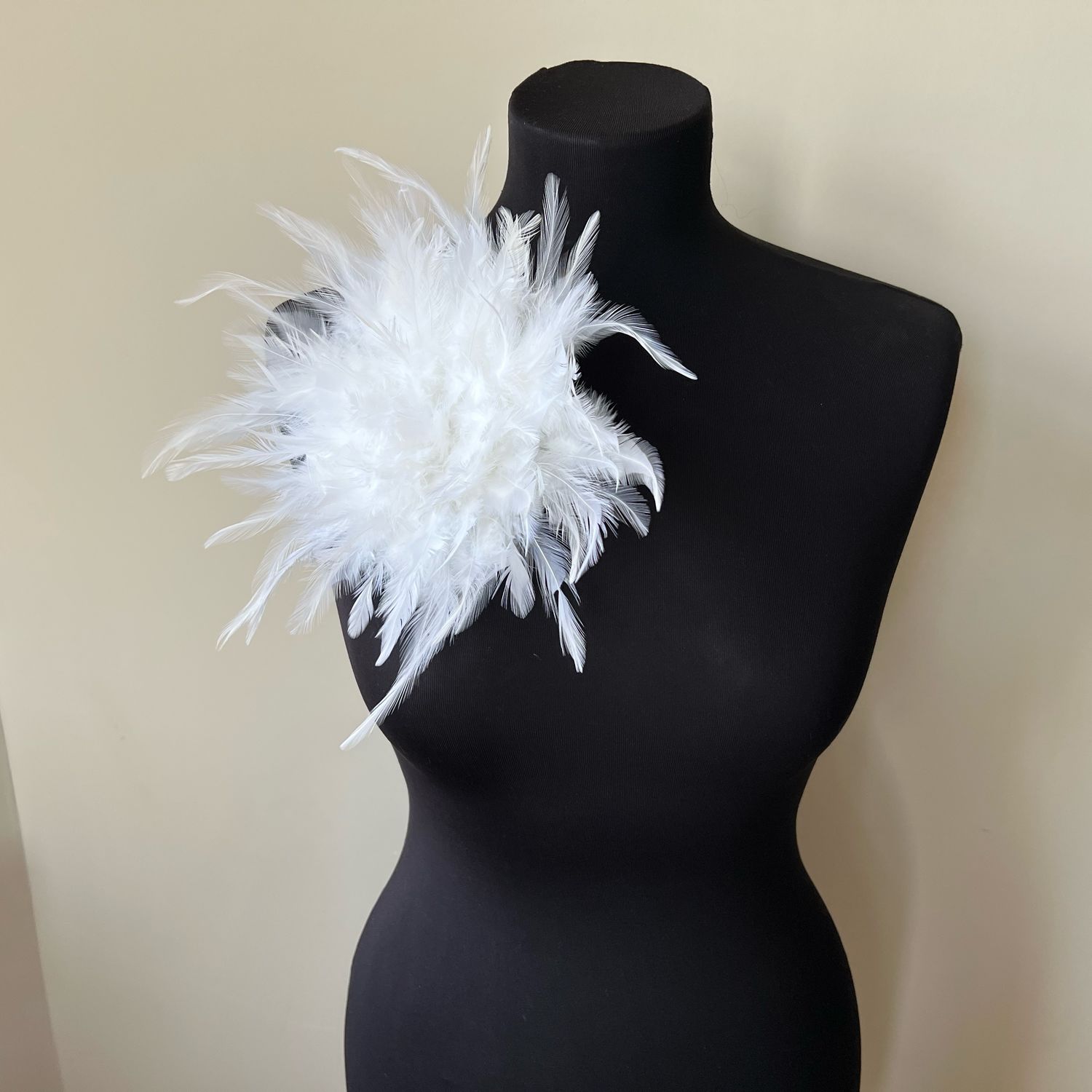 Броши с перьями