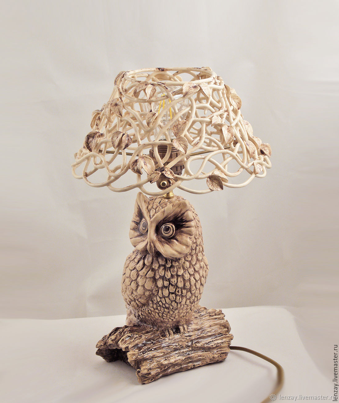 Настольная лампа с плетеным абажуром и Совой. 