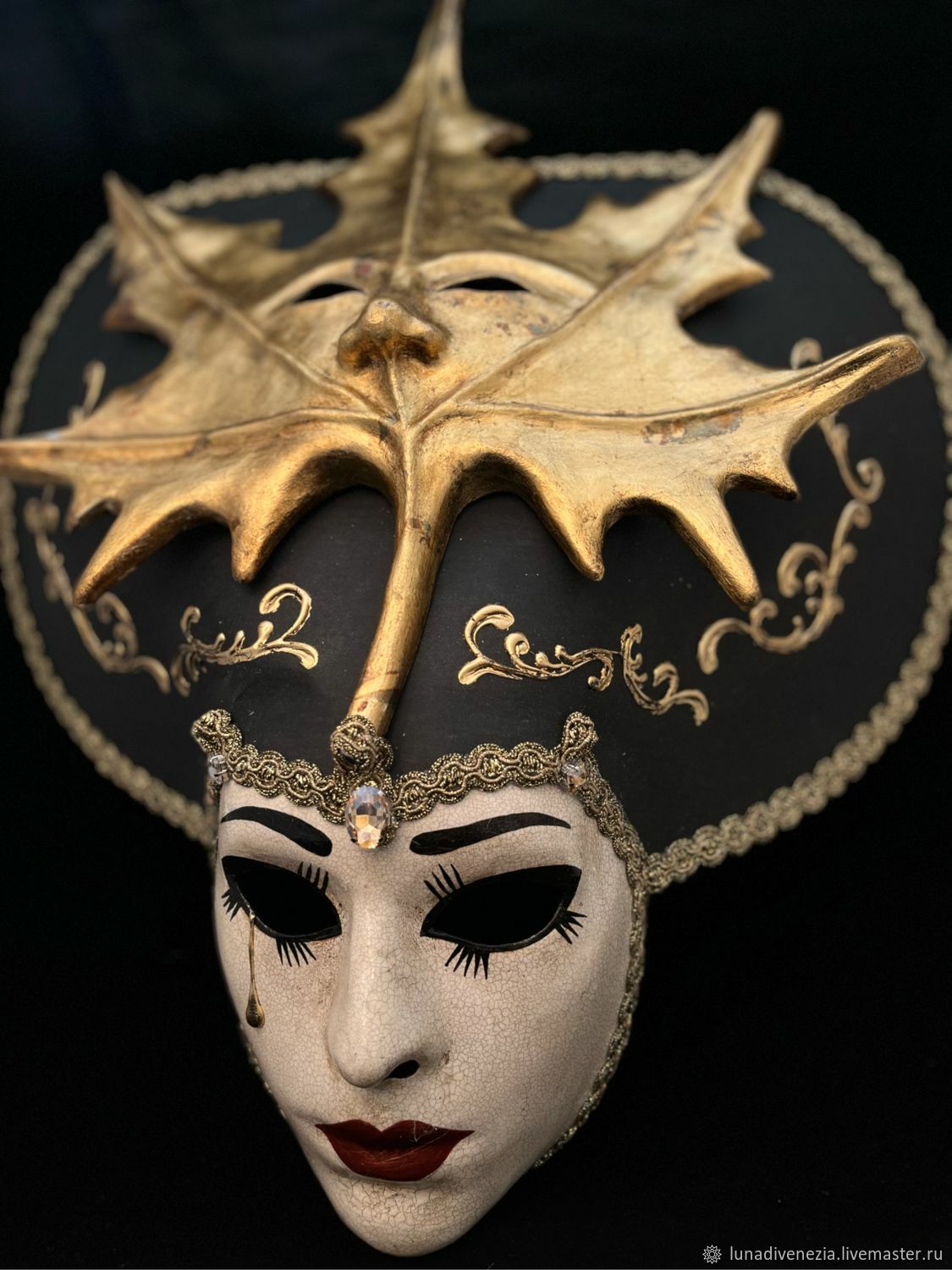 Венецианская маска из фетра
