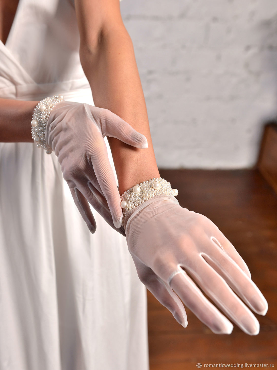 Свадебные платья и перчатки