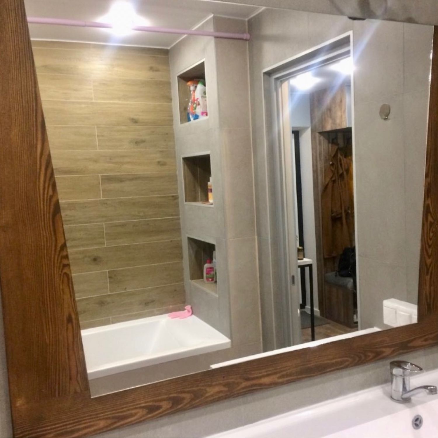 Зеркало в ванную комнату с деревянным обрамлением