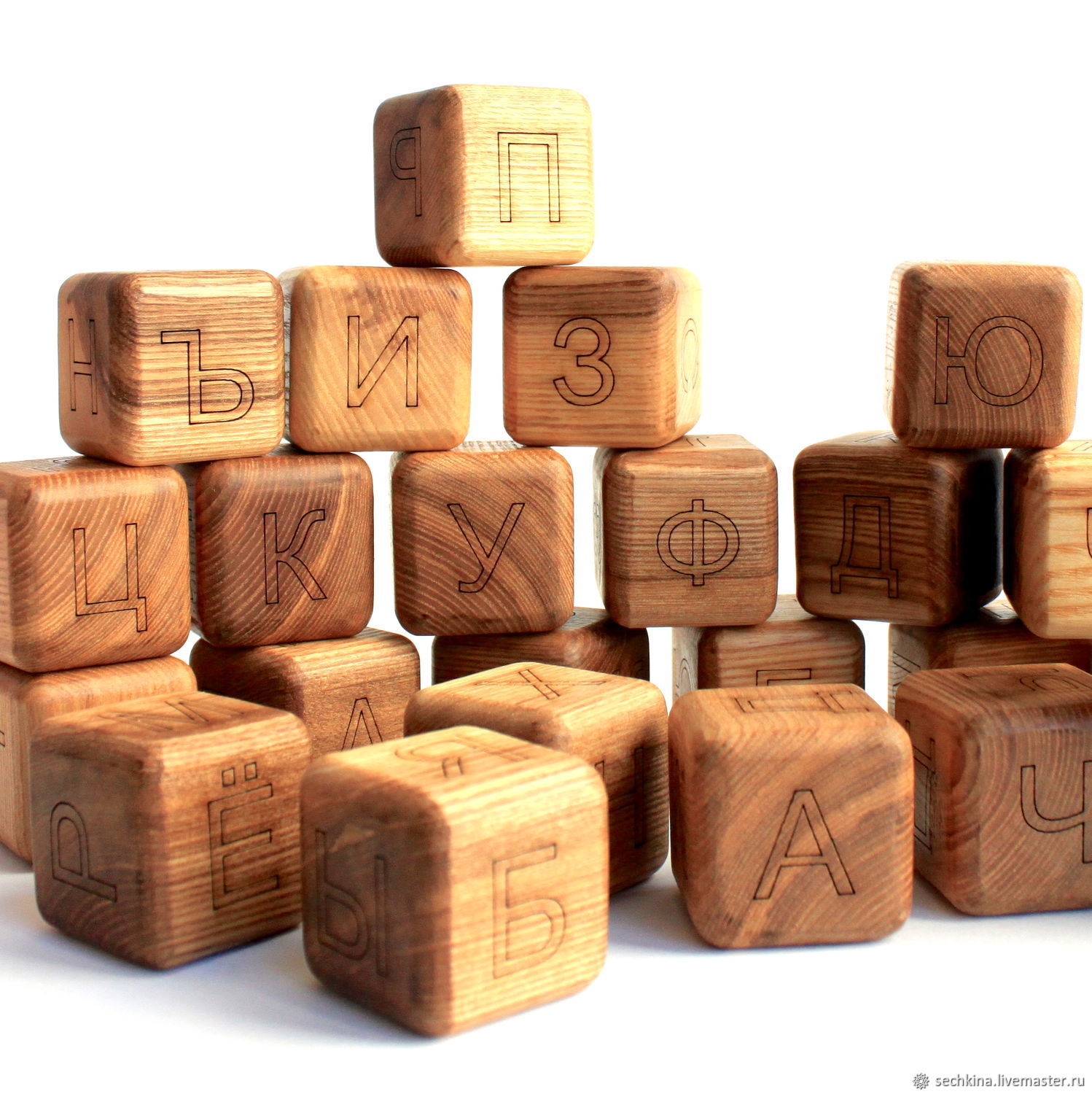 Деревянные кубики с буквами