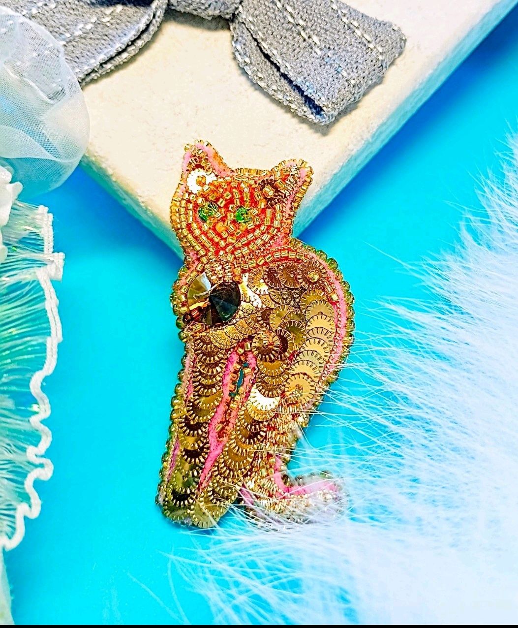 "Котейка - Золотейка". Брошь, вышитая пайетками. в интернет-магазине на ...