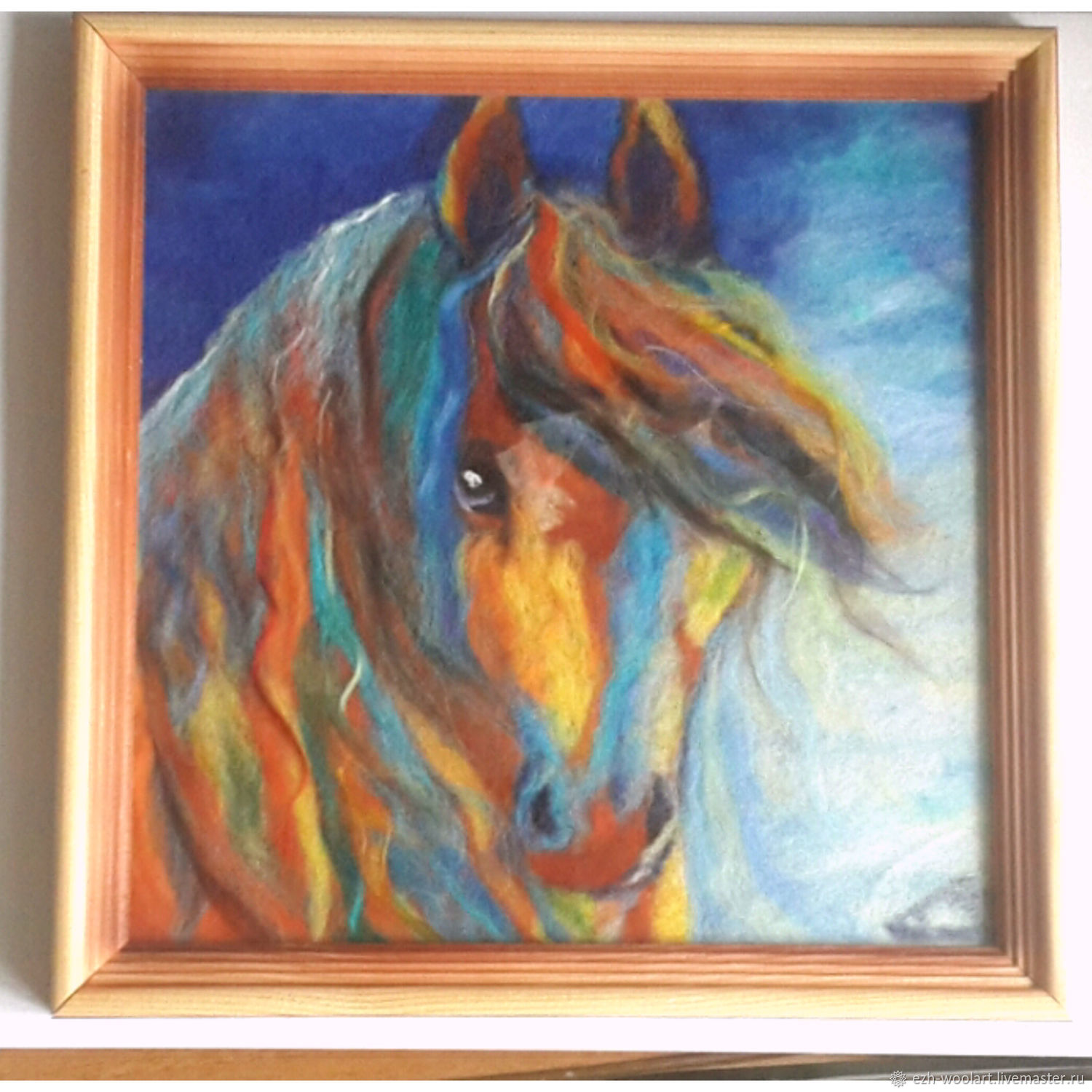 дареный конь. прикольные фото поржать. пони и женщина. кони в ночном. рыжий конь с лиловым глазом.