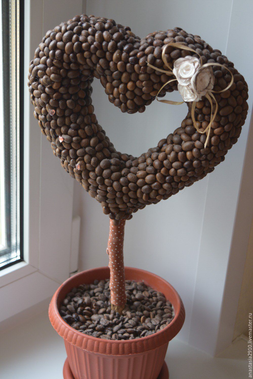 Топиарий в чашке: кофейное сердце с крыльями из пёрышков. Фото + видео!