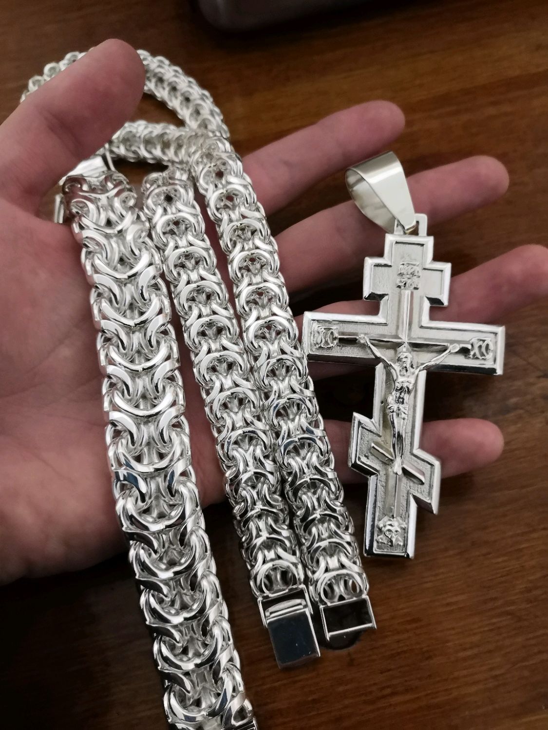 Цепочки серебро и крестики