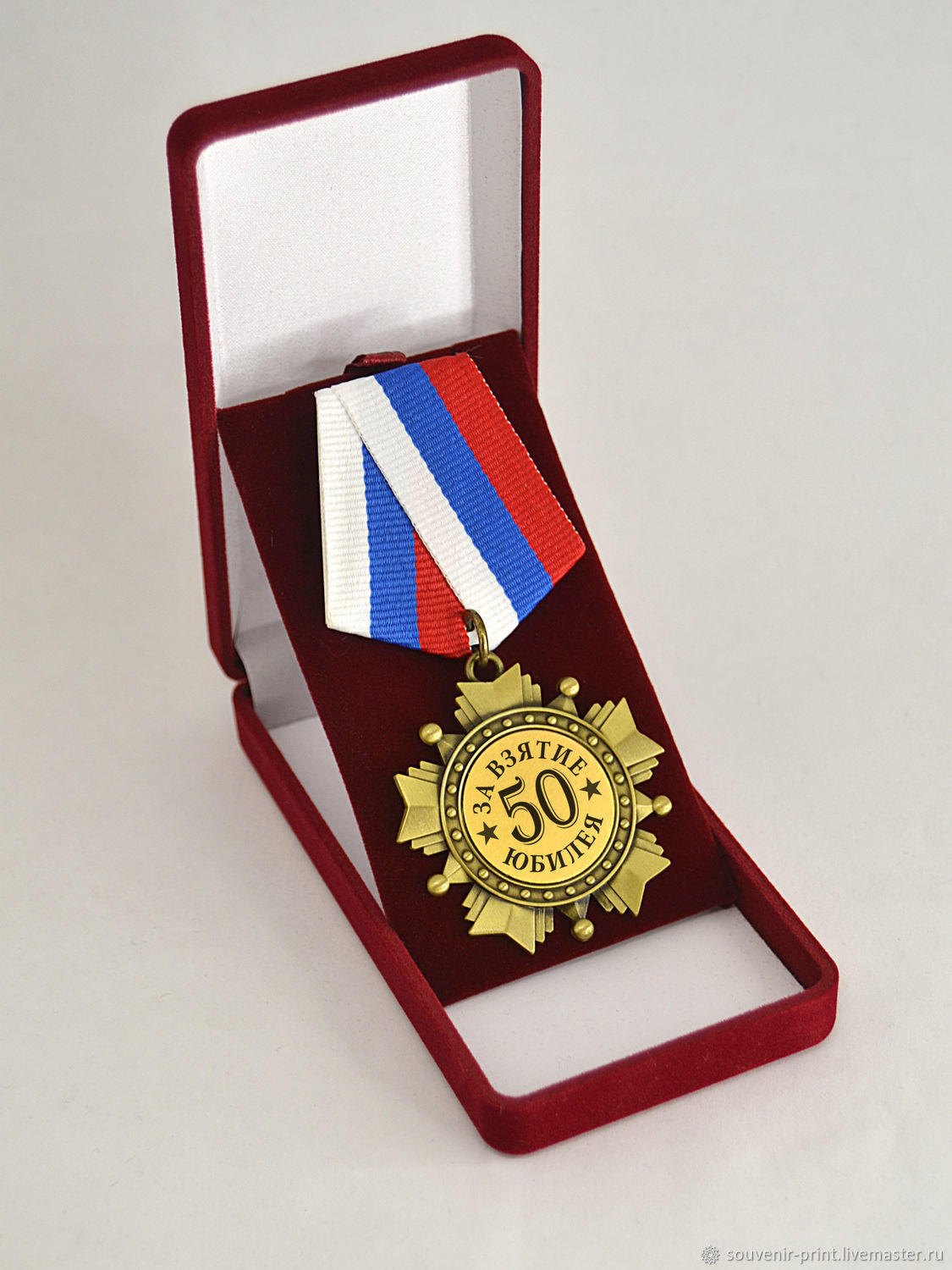 Медаль на красной ленте 