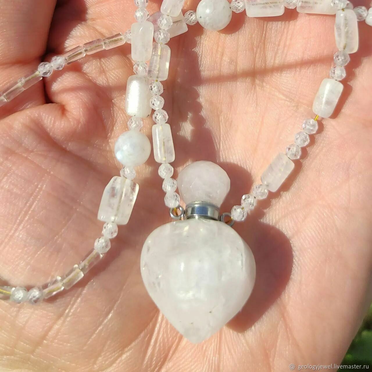 Бусы: Аромакулон из горного хрусталя на натуральном лунном камне ...