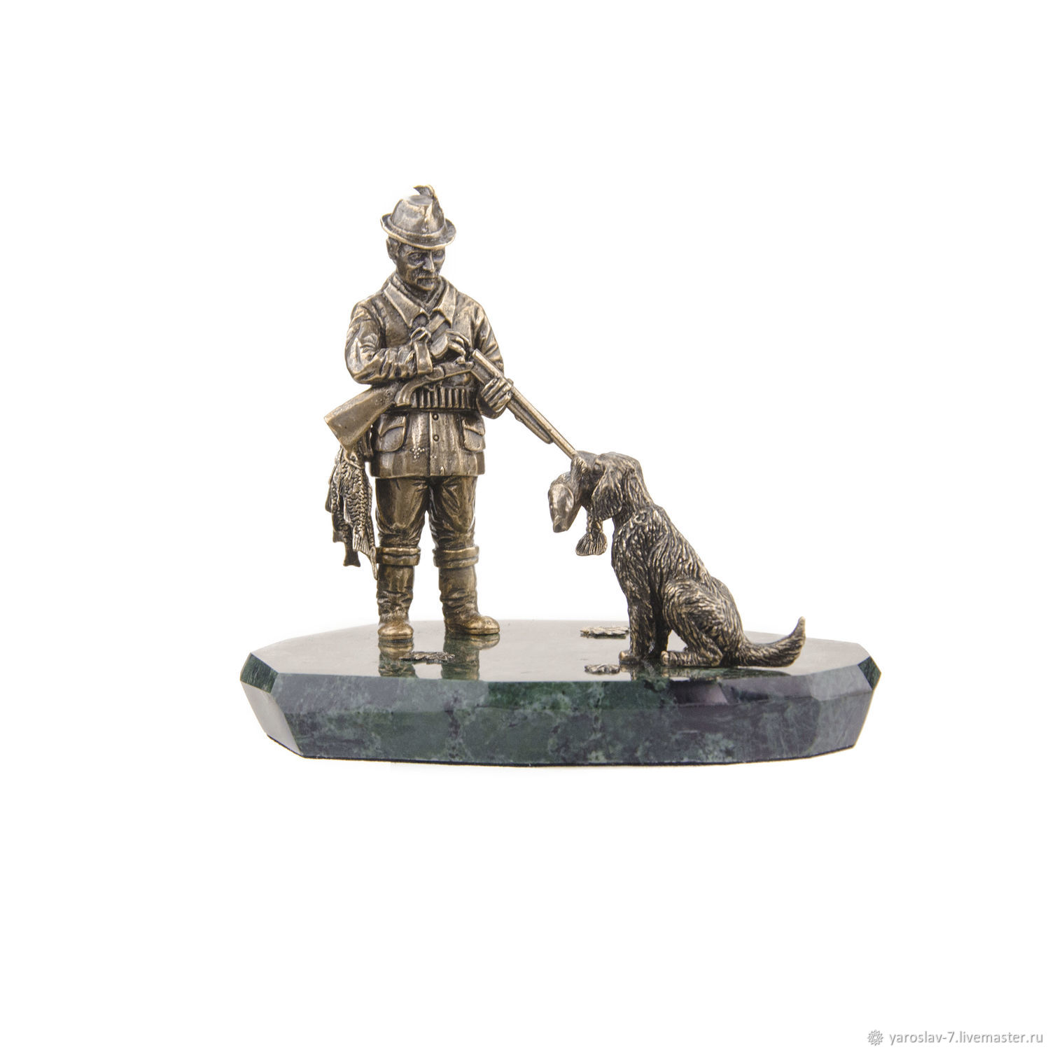 Бронзовая статуэтка охотник с собакой и ружьем