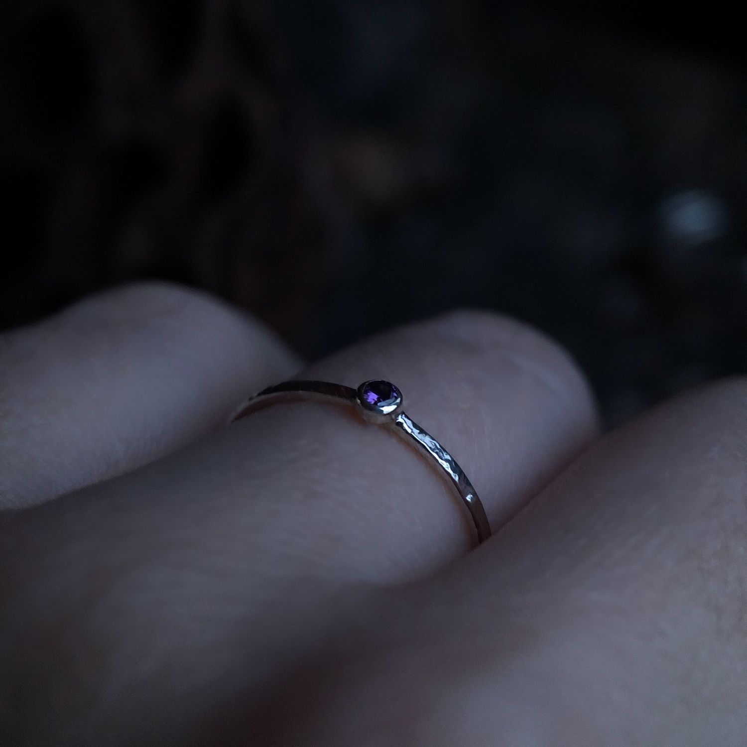 Тонкое кольцо с камнем